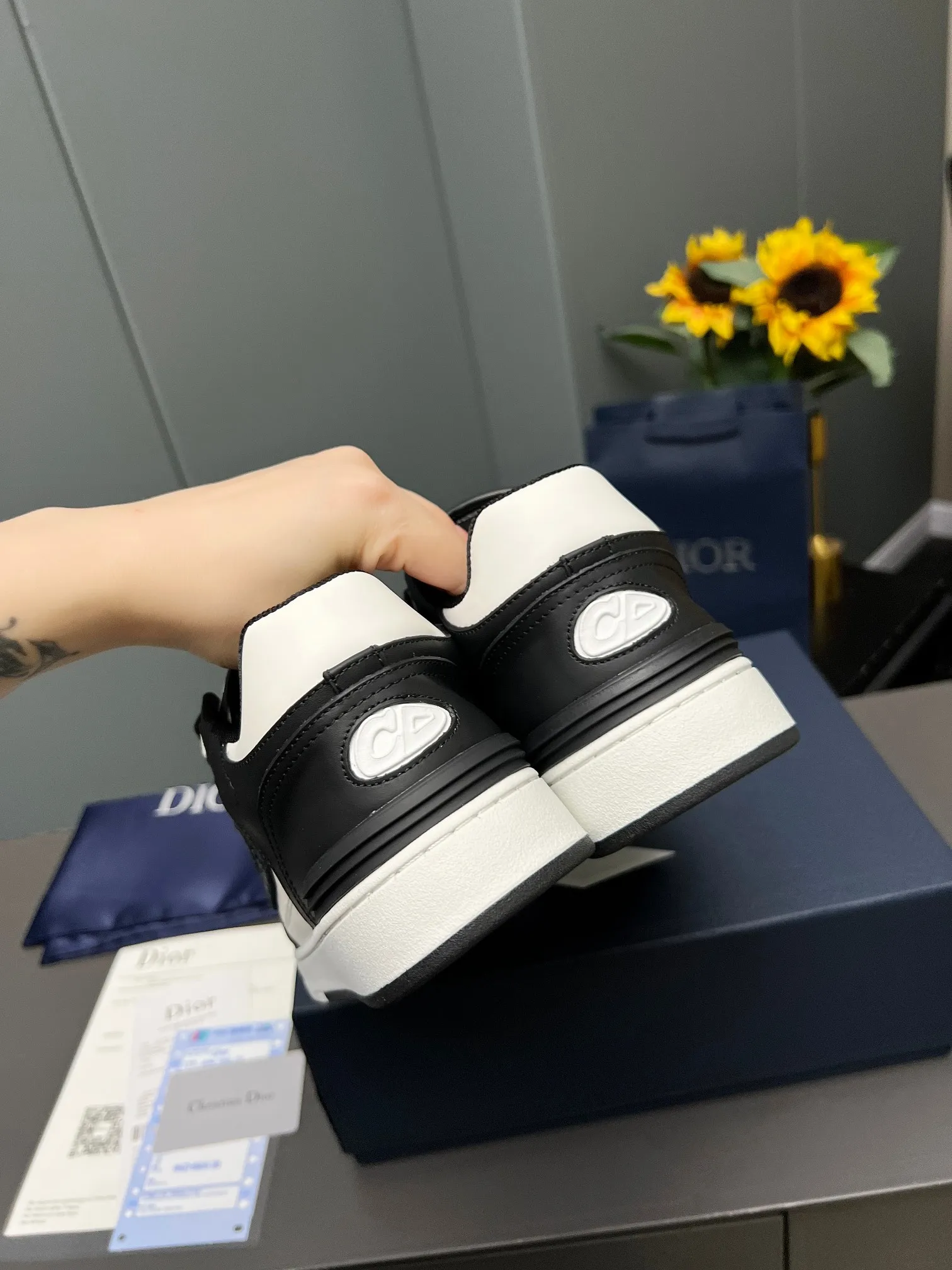 Men's Men's Shoes 💰600 Dior DiorB57 top version of low-top sneakers! ! ! Navy blue with beige smooth first-layer cowhide, fully oiled edges, T men's shoes 💰U outsole.  The 2024 autumn men's wear series has made a wonderful debut, a new classic item launched by Dior. Crafted from smooth first-grain cow leather in navy blue and beige, it's accented by a large leather heat-stamped CD logo on the sides. The distinctive laces of the same color match the color of the shoe body, and the opening and closing are decorated with various classic details on the tongue, sole and back side to enhance the style. The eyelet details, upper stitching and heel strip panels of the same color highlight the dynamic charm of its sports style. Exclusive two-color molded T men's shoes 💰U outsole is light, comfortable, non-slip and wear-resistant, the mesh lining and feet are customized with original colors, soft and breathable. Exquisite production technology highlights the grade, and can be matched with all kinds of clothing to create a refined look.